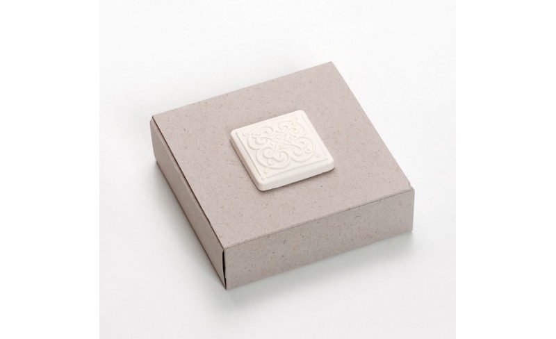 Γκρι χάρτινο κουτί με ανάγλυφη βάση τετράγωνη λευκή
